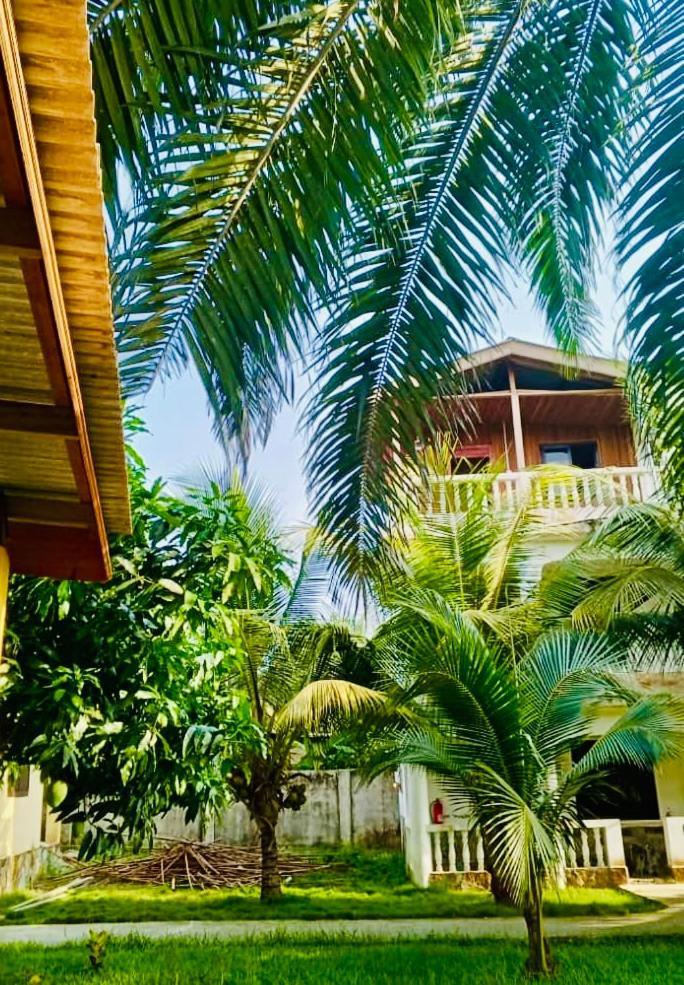 Serenity Haven Lodge Busua Esterno foto